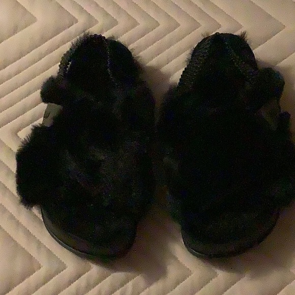 Women’s fuzzy slippers, size 7 - Picture 2 of 4